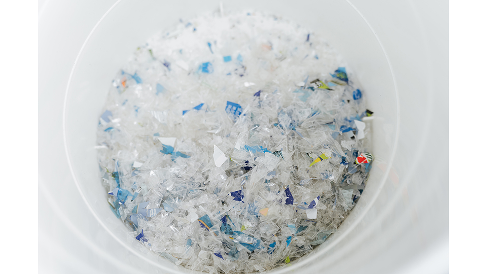 經過粉碎後的塑膠碎片可以成為各種再製產品的原料。